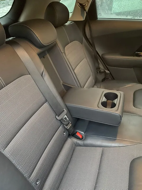 Banquette arrière de la Kia Niro hybride de Louise VTC Express à Toulouse