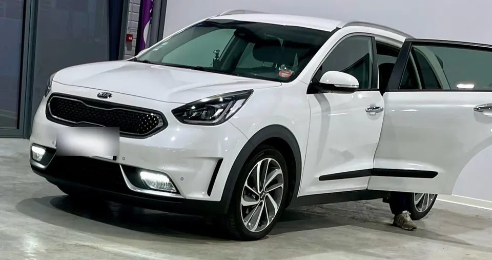 Kia Niro hybride blanche, véhicule de Louise VTC Express à Toulouse